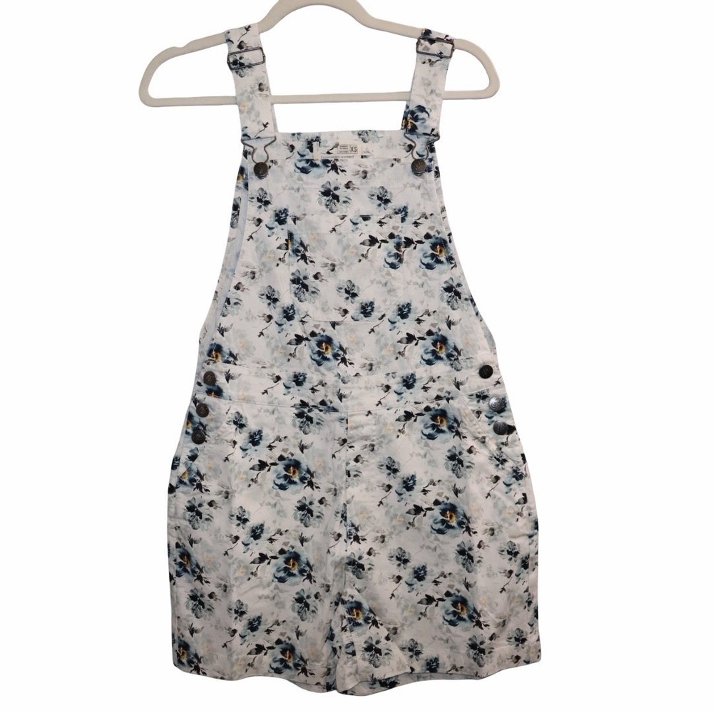 Old Ranch Mabel overall shorts floral On white denim. Women's XS Organic Cotton